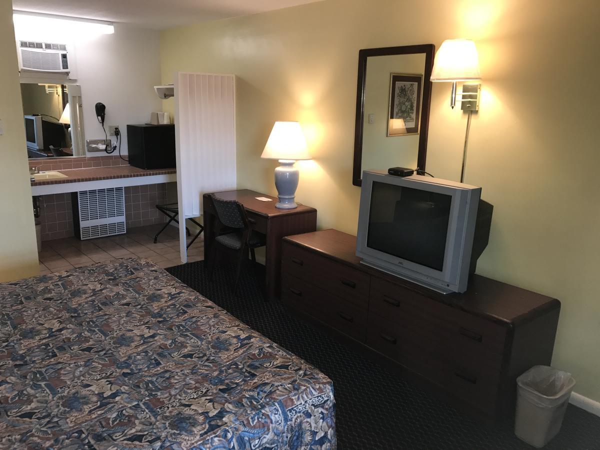 Motel Budget Host Three Crowns